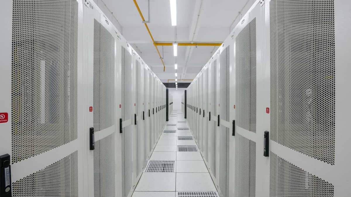 Corredor de armários de servidores em um data center. Imagem ilustrativa
