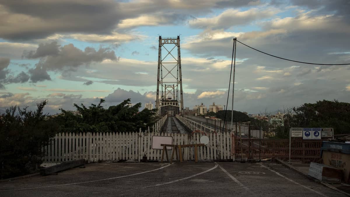 Cabeceira da Ponte Hercílio Luz, em Florianópolis, com torres e cabos de suspensão