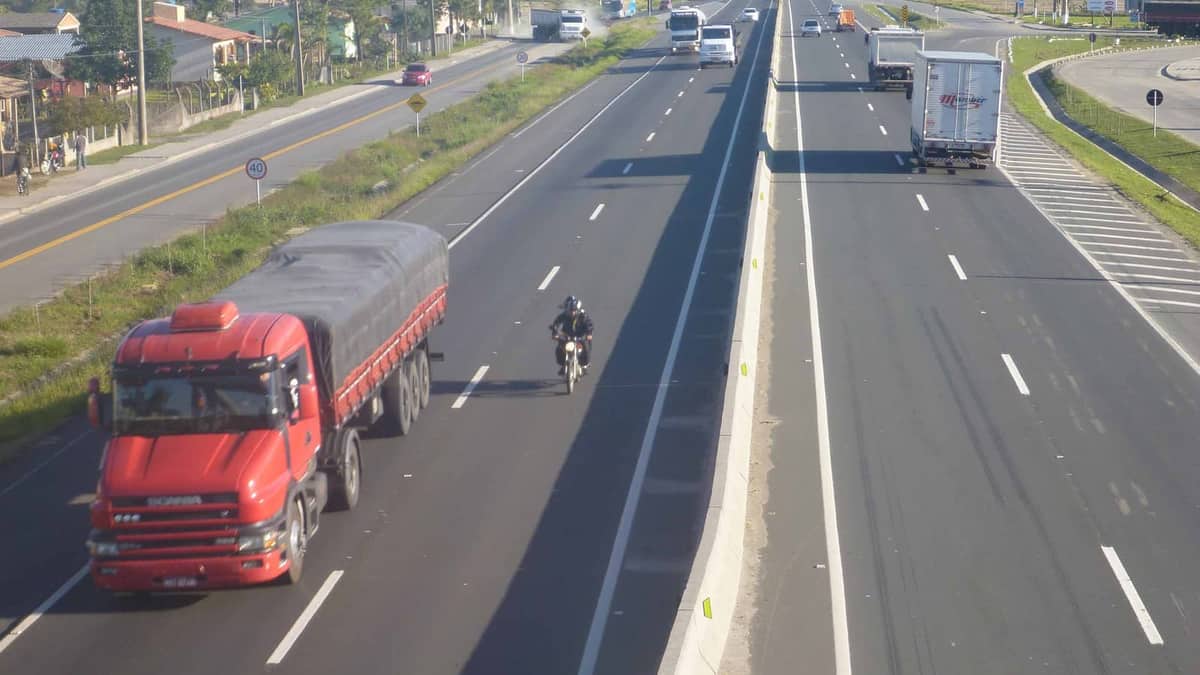 Caminhões trafegando em pista duplicada da BR-101, em Santa Catarina
