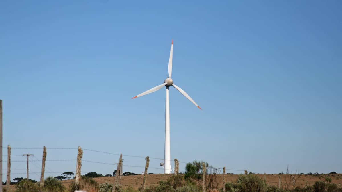 Aerogerador de energia eólica em campo aberto na região da Serra do Rio do Rastro