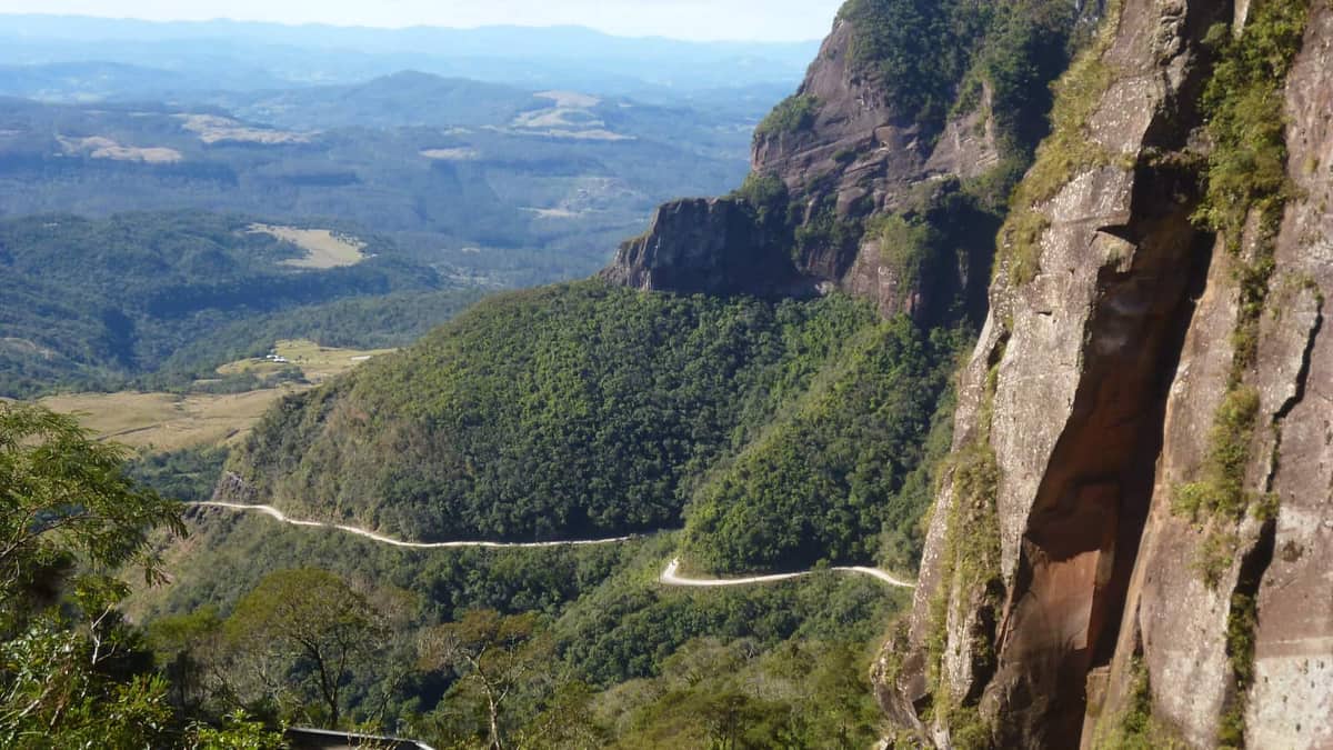 Estrada sinuosa entre vales e paredão de rocha na serra de Urubici